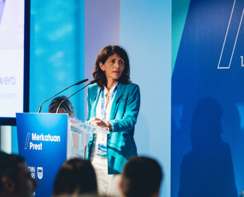 Gema Martínez Mendoza presentando Vera en Merkatuan Prest