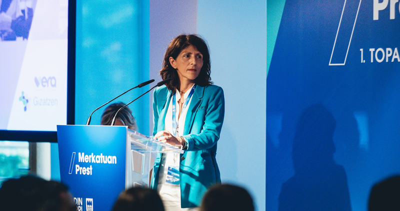 Gema Martínez Mendoza presentando Vera en Merkatuan Prest